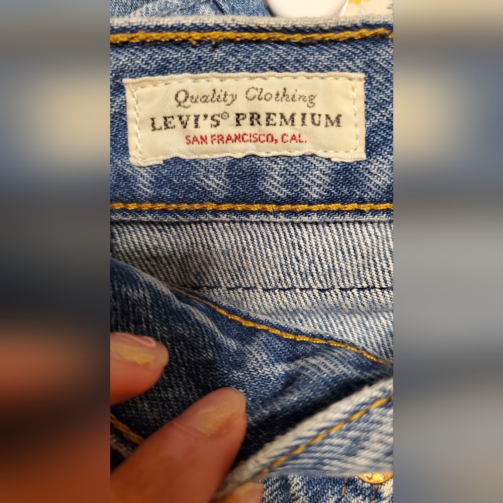 Levi's High Rise Light Blue Jeans - Picture 6 of 6